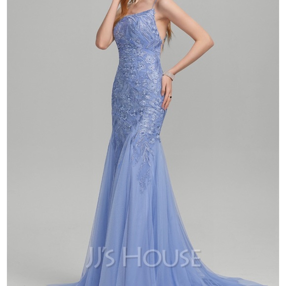 Trumpet / Mermaid formal gown with appliqué and sequins. - Picture 2 of 6